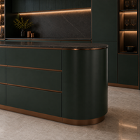 Gabinetes de Cocina Personalizados con Isla Curva, Frentes Lacados sin Tiradores y Almacenamiento con Iluminación