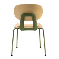 Chaises de salle à manger empilables avec dossiers, disponibles en plusieurs couleurs et avec des cadres en acier, idéales pour les restaurants et les bureaux.