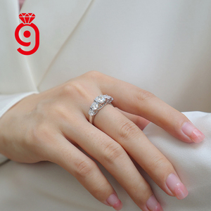 Anello in Oro Massiccio 18K con <span class=keywords><strong>Cinque</strong></span> Pietre Moissanite Taglio Rotondo, Anello di Lusso per Fidanzamento, Matrimonio e Uso Quotidiano, Certificato GRA - Product Image 3