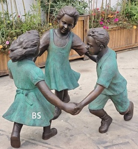 Sculpture de statue de jardin en bronze grandeur nature avec enfants heureux jouant main dans la main - Product Image 1