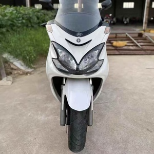 Scooter à essence Yamaha Majesty S 400cc IT, conçu pour des voyages à grande vitesse et des capacités tout-terrain, vitesse maximale supérieure à 80 km/h - Product Image 3