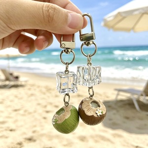 Mini porte-clés en résine en forme de glaçon de noix de coco, breloque de sac fruit tropical, accessoire de plage estival, petit ornement à thème vacances - Product Image 3