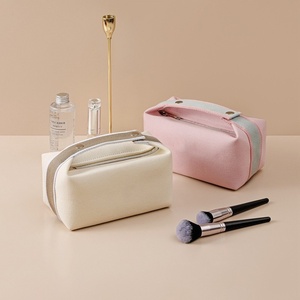 Pochette Cosmetica da Viaggio Leggera in Tela Rosa Portatile con Logo Personalizzato, Organizer per Trucchi e Articoli da Toilette - Product Image 5