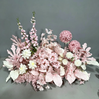 Décoration de mariage : Composition florale rose au sol, fleurs artificielles pour allée de mariage, fleurs de guidage roses pour passage de mariage