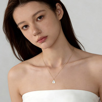 Collier pendentif Glowluxe plaqué or avec motif monnayeur en relief, zircon cubique, charme vintage, bijoux de mode, vente en gros B2B, minimaliste