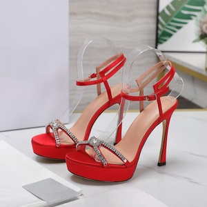 Sandalias de plataforma de alta calidad en rojo, brillantes y elegantes, con un estilo de boda elegante y a la moda. Zapatos de plataforma de diseñador. - Product Image 1