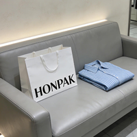 Ensemble de marquage de vêtements de luxe sur mesure : Sac de shopping en papier bordeaux recyclable haut de gamme, boîte cadeau pour vêtements et étiquette personnalisée