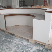 Comptoir de réception moderne incurvé en surface solide, bicolore, pour bureau