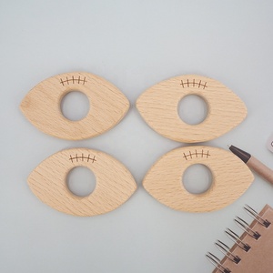 Collar de <span class=keywords><strong>mordedor</strong></span> para bebé ecológico a la moda, colgante de madera de haya Natural, diseño de fútbol de grado alimenticio, accesorio Molar infantil de madera - Product Image 2