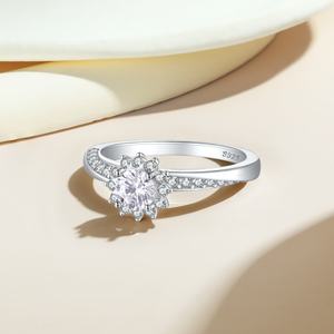 Bagues de fiançailles et de mariage pour femmes en argent sterling 925 avec zircon taille princesse, serties à griffes, plaquées rhodium, style Hip Hop, vente en gros - Product Image 3