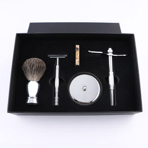 Set da Barba <span class=keywords><strong>4</strong></span> in Uno con Rasoio di Sicurezza, Supporto per Rasoio, Pennello da Barba e 5 Lamette Kit da Rasatura Classica per Uomo - Product Image 2