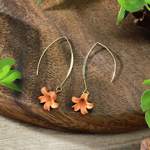 Toptan basit altın kaplama tropikal çiçek küpe renkli Hawaiian takı kadınlar için uzun zarif kanca tasarımı - Product Image 4