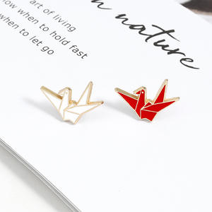 कस्टम सफेद लाल कागज क्रेन एनमेल पिन हार्ड यूव प्रिंटेड परी थीम बैग लैपल पिन बैज बच्चों के लिए - Product Image 3