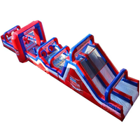 Parcours d'obstacles gonflable rouge, blanc et bleu avec toboggan pour course de défi gonflable, idéal pour le carnaval et le team building