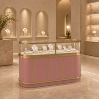 Comptoir de présentation de bijoux ovale rose personnalisé avec vitrine en verre incurvé et cadre doré pour la vente en gros aux bijouteries