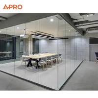 Cloison de studio en verre trempé sur mesure APRO Construction, cloison de bureau en verre avec bureau
