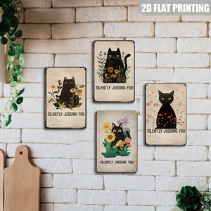 Targa in Metallo Retrò con Gatto Nero che Ti Giudica Silenziosamente e Fiori Pastello per Amanti dei Gatti - Product Image 3