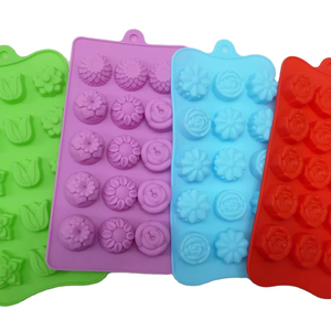 Ensemble de moules en silicone en forme de fleur à 15 cavités pour la décoration de biscuits, de glaces et de gâteaux, et la fabrication de blocs de cire - Product Image 1