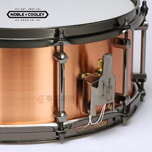 Tambor <span class=keywords><strong>de</strong></span> Percusión American NC Noble & Cooley Copper Classic Series 14x6 con Cámara <span class=keywords><strong>de</strong></span> Metal Mate Cepillado - Product Image 3