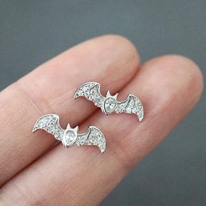 Orecchini pendenti a forma di pipistrello in stile gotico per donna, gioielli da orecchio in metallo effetto punk scuro con animali pendenti - Product Image 3