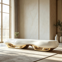 Console TV à base ondulée doublement dorée, cadre en fibre de verre, dessus incurvé blanc brillant pour un intérieur de luxe haut de gamme
