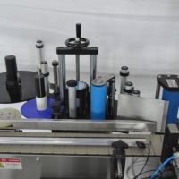 Système de correction des déviations pour machine d'étiquetage automatique de flacons ronds, pour flacons d'additifs chimiques, contenants de pigments et flacons de réactifs de laboratoire
