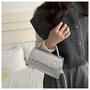 Nuevo bolso bandolera de cuero PU diagonal para mujer, estilo retro, con diseño a cuadros moderno. - Product Image 1