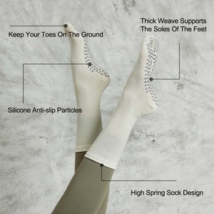 Campione gratuito all'ingrosso Design personalizzato Yoga Mid-tube calzini traspiranti punta cinque dita antiscivolo sport Grip calzini Pilates - Product Image 3