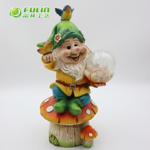 Funny Resin Garden Gnome Figurine Statue with Solar-Powered Crackle Glass Ball for Outdoor Landscape Park Yard Patio Lawn