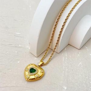 Bijoux faits à la main texturés en or 18 ct incrustés d'un pendentif en forme de <span class=keywords><strong>cœur</strong></span> en zircon émeraude <span class=keywords><strong>Le</strong></span> collier en acier inoxydable <span class=keywords><strong>ne</strong></span> se décolore <span class=keywords><strong>pas</strong></span> - Product Image 2