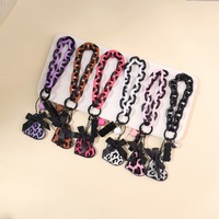 Gantungan Tas Trendy Keren untuk Cewek, Tali Ponsel Lucu, Aksesoris Ransel, Motif Leopard, Hati Akrilik, Gantungan Kunci Rantai dengan Pita dan Lonceng