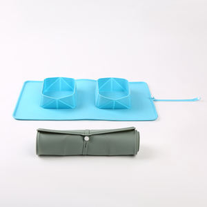 Cuenco portátil de silicona para mascotas con gancho para colgar, para uso en viajes de perros, plato de alimentación con doble compartimento, ligero y duradero - Product Image 3