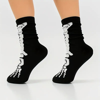 Vente en gros de chaussettes graphiques squelettes noires effrayantes Costume drôle Chaussettes d'équipage d'Halloween pour hommes