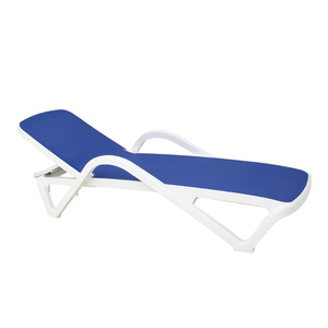 Venta al por mayor Camas de día de plástico al aire libre Poolside Sun Chaise Longue con reposabrazos - Product Image 1