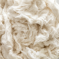 Vietnamese katoen-afvalkaardmachine voor het verwerken van afvalvezels voor garenproductie, industriële textieltoepassingen, schoon en uniform.