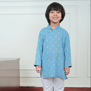 Lindo niño pequeño con kurta azul estampada y pijama blanco, sonriendo mientras se encuentra en el interior de una casa, con un atuendo étnico tradicional indio. - Product Image 1