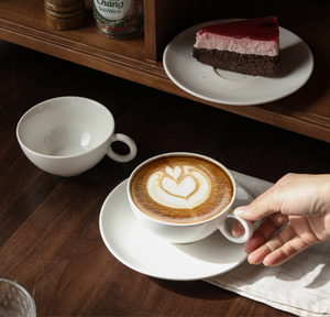 Taza de Café de Porcelana Blanca Premium con Asa Redonda, Estilo Italiano, para Latte, Cappuccino, Leche, Desayuno, con Platillo - Product Image 6
