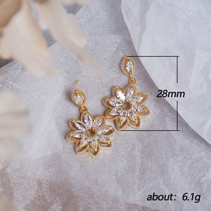 Orecchini Pendenti Vintage con Fiori di Cristallo per Donne, Dettagli Floreali con Pavé, Accessori per Uso Quotidiano e Feste - Product Image 5