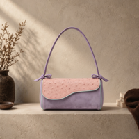 Sac à bandoulière élégant et chic pour femme en cuir d'autruche gaufré camel avec rabat festonné et sangle nouée, personnalisable OEM