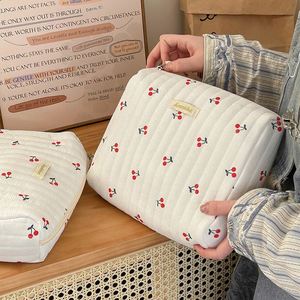 Sac à couches matelassé en coton biologique avec fermeture éclair, motif cerise mignon, pour maquillage et cosmétiques, écologique et sans BPA, vente en gros - Product Image 4