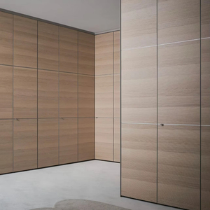 <span class=keywords><strong>Armoire</strong></span> de plain-pied moderne avec portes <span class=keywords><strong>en</strong></span> panneaux de grain de bois Conception de placard personnalisée pour les chambres de luxe - Product Image 1