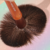 Ensemble de pinceaux de maquillage en poils synthétiques vegan, marque privée, avec manche en bois naturel et virole en aluminium, pour le fond de teint