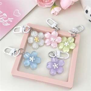 Adorable porte-clés en résine en forme de fleur de cerisier, breloque mignonne pour sac à dos ou sac à main, cadeau idéal pour amis, couples ou étudiants - Product Image 3