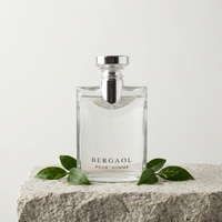 Parfum féminin, flacon en verre rectangulaire transparent, bouchon argenté, boîte grise, feuilles de thé vert, minimaliste, longue tenue