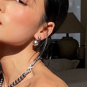 Boucles d'oreilles clous en perles plaquées or haut de gamme pour femmes, design de niche de luxe léger, pierres de zircon uniques, exsudant une atmosphère, cadeau tendance - Product Image 3