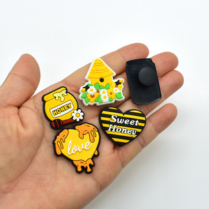 จี้รองเท้ารูปผึ้งน่ารักแบบ PVC ล้างทำความสะอาดได้ ตกแต่งรองเท้าสไตล์การ์ตูนรังผึ้ง สำหรับงาน DIY - Product Image 4