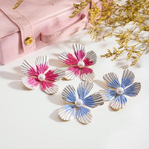 ต่างหูหมุดประดับมุกรูปดอกไม้ทำจากสเตนเลส18K หลายสีไม่เป็นรอย - Product Image 6