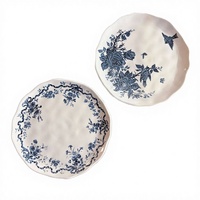 Assiette à dessert en céramique bleue à motifs floraux vintage avec bord festonné pour le thé de l'après-midi, la présentation de gâteaux et la décoration de table