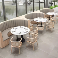 Ensemble de mobilier de restaurant moderne : chaises à dossier en bois, banquettes grises, tables à plateau en marbre – Vente en gros
