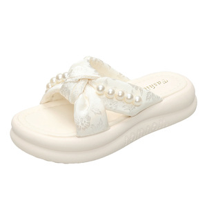 Tendances de la mode estivale : sandales à bout ouvert pour femmes, polyvalentes avec un design à lanières et une jupe résistante. - Product Image 1